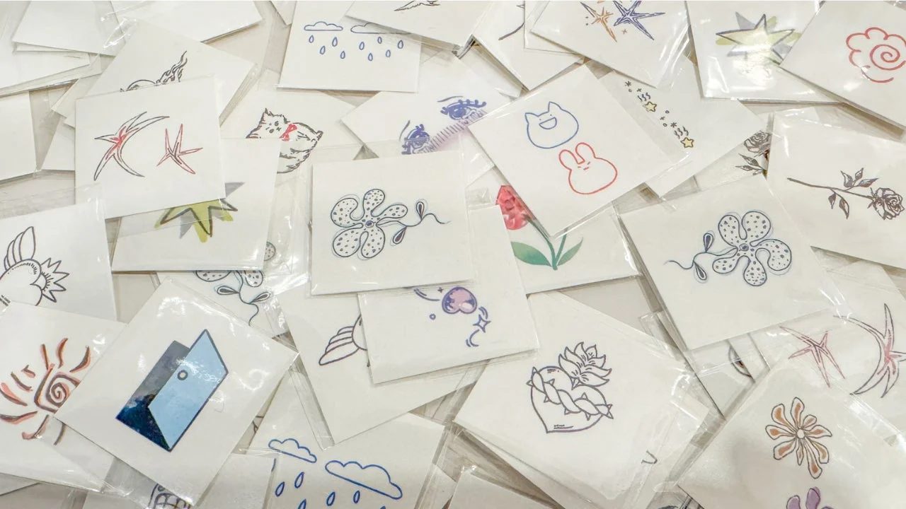 個包装された多数の白いカード