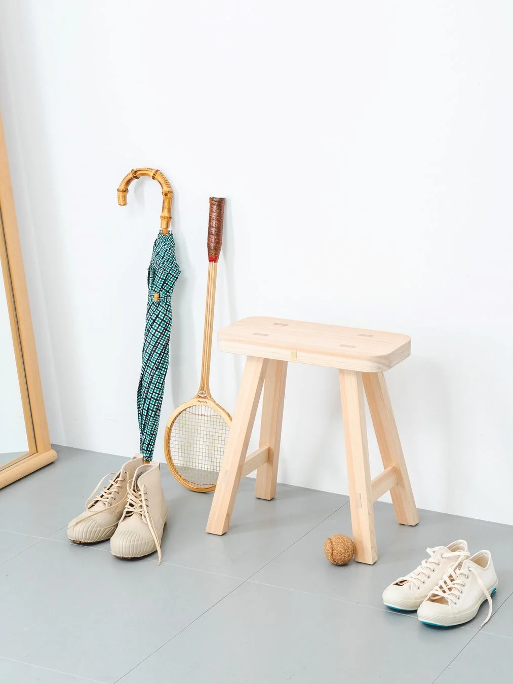 玄関で傘や靴が置かれているスツール