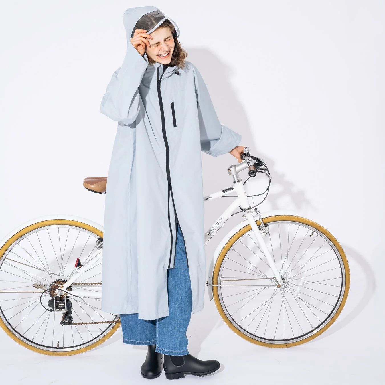 自転車とサイクリングレインコート