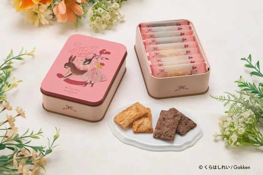 「ブレーメンの音楽隊」のイラストが施されたピンク色の缶入りクッキーのセット