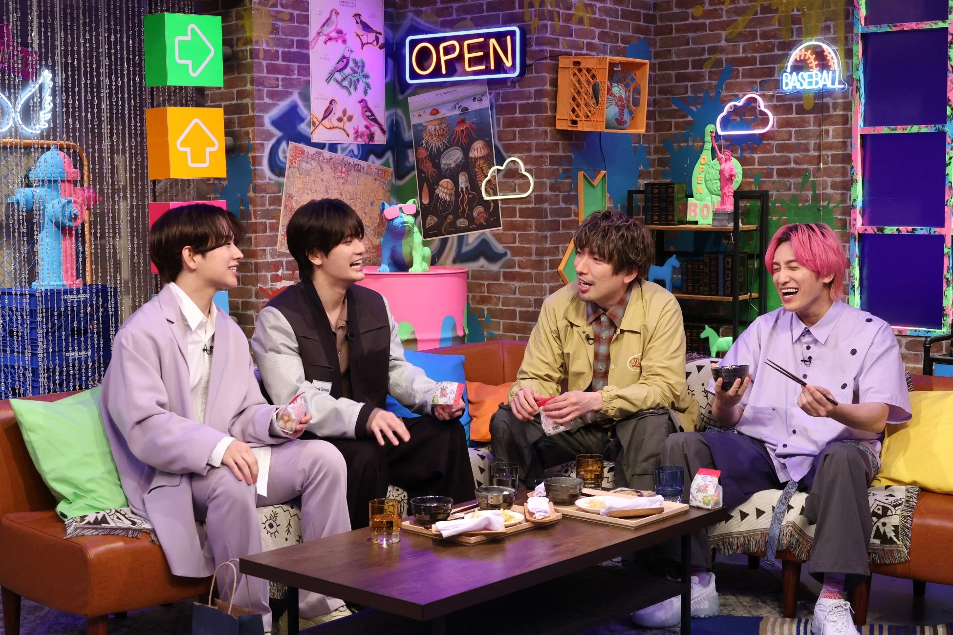 4人の男性がソファで食事