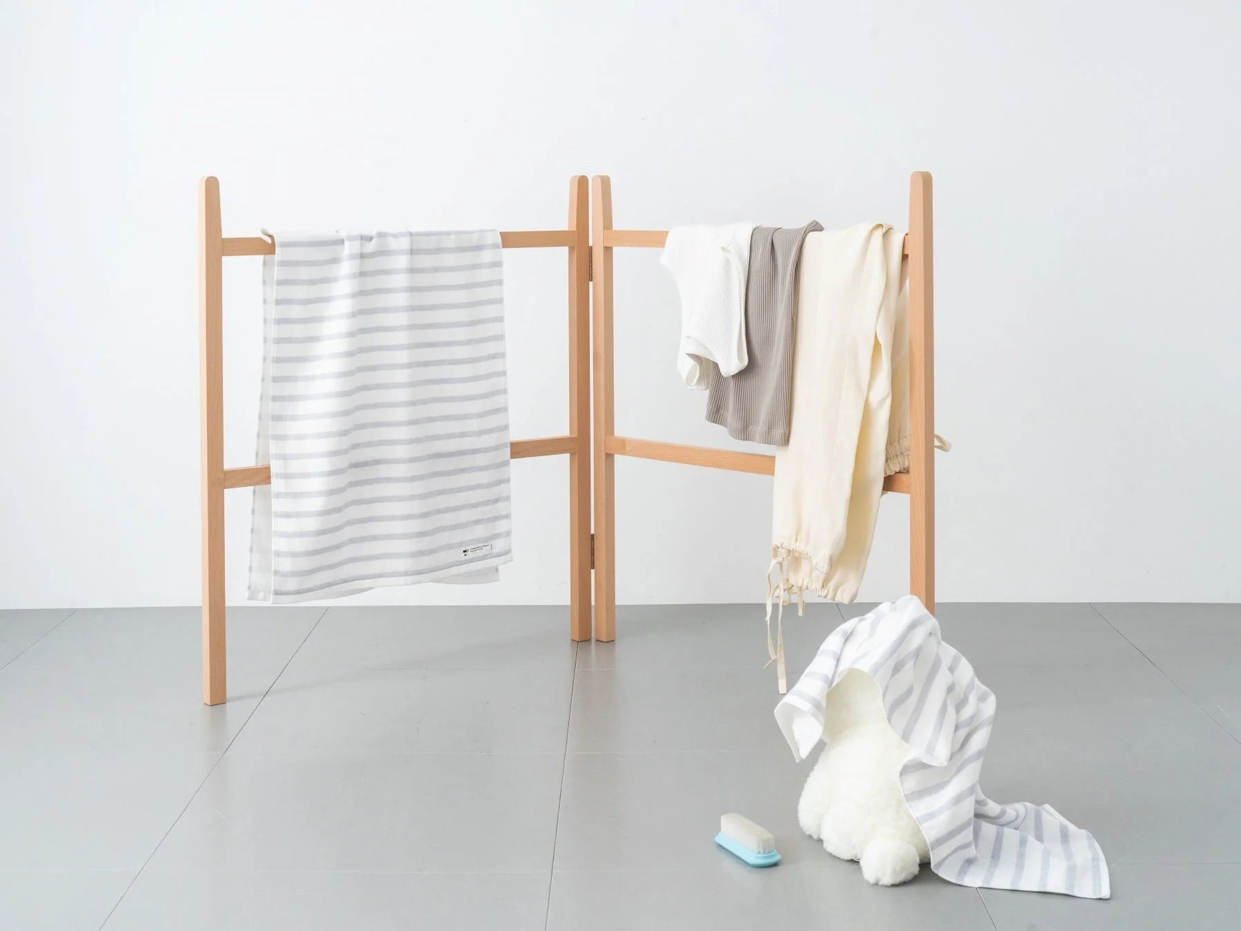 タオルや衣類が干されたタオルラック