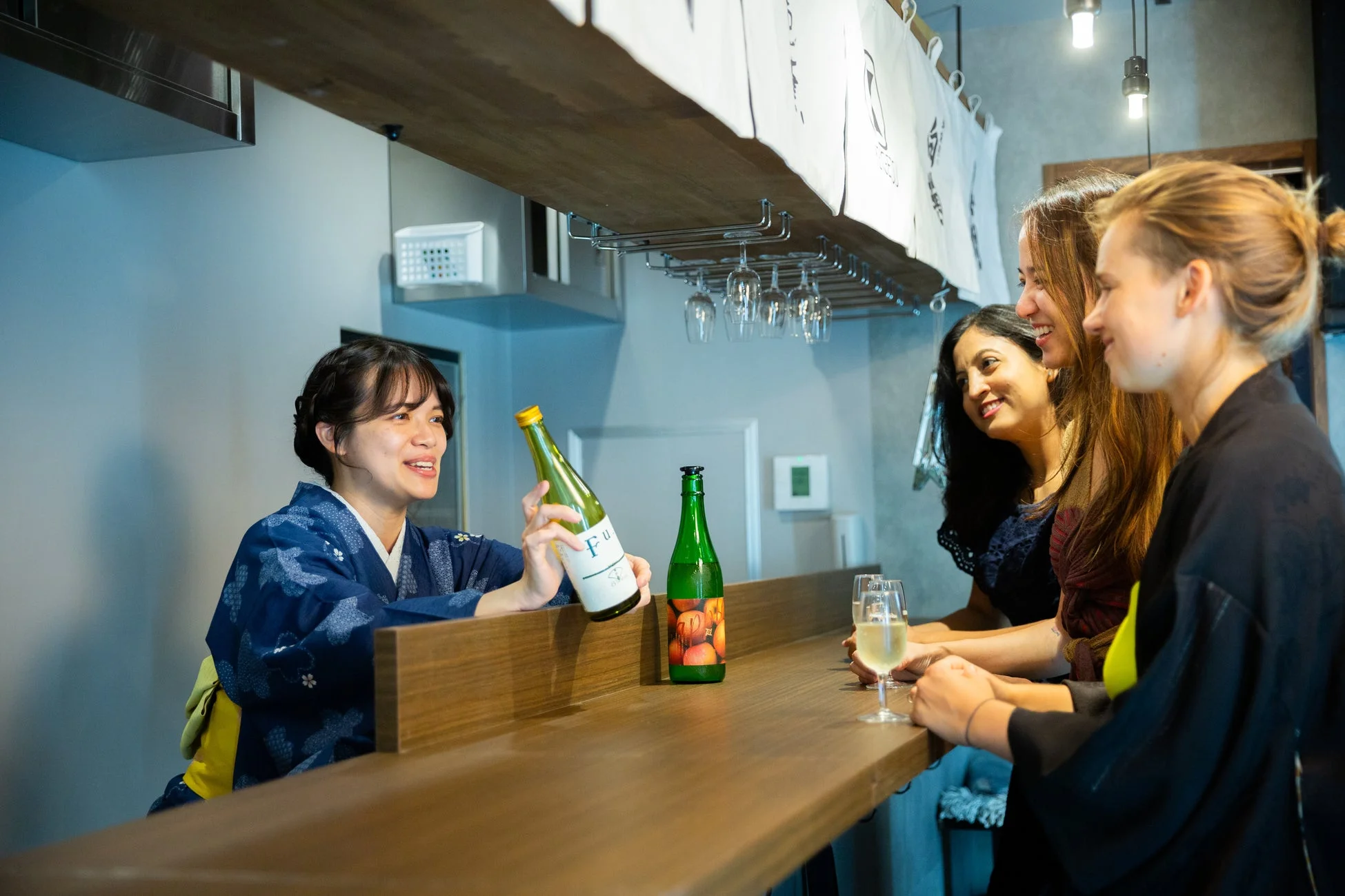 バーカウンターでの交流