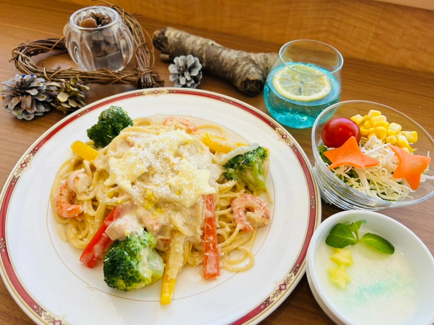 パスタとサラダ