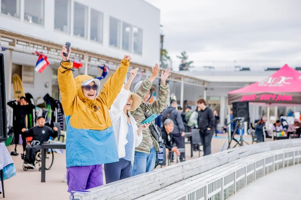 屋外イベントで応援する人々