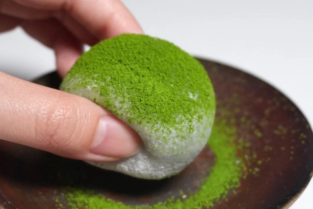 抹茶パウダーがかかった大福