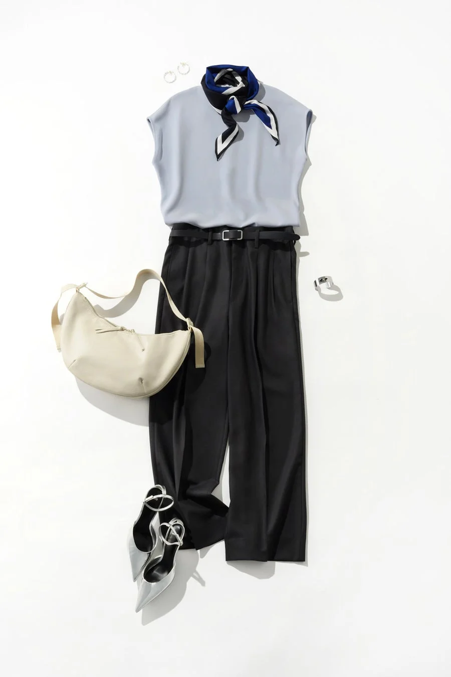 スタンドカラーコクーンブラウス×タックワイドパンツの着回し例1