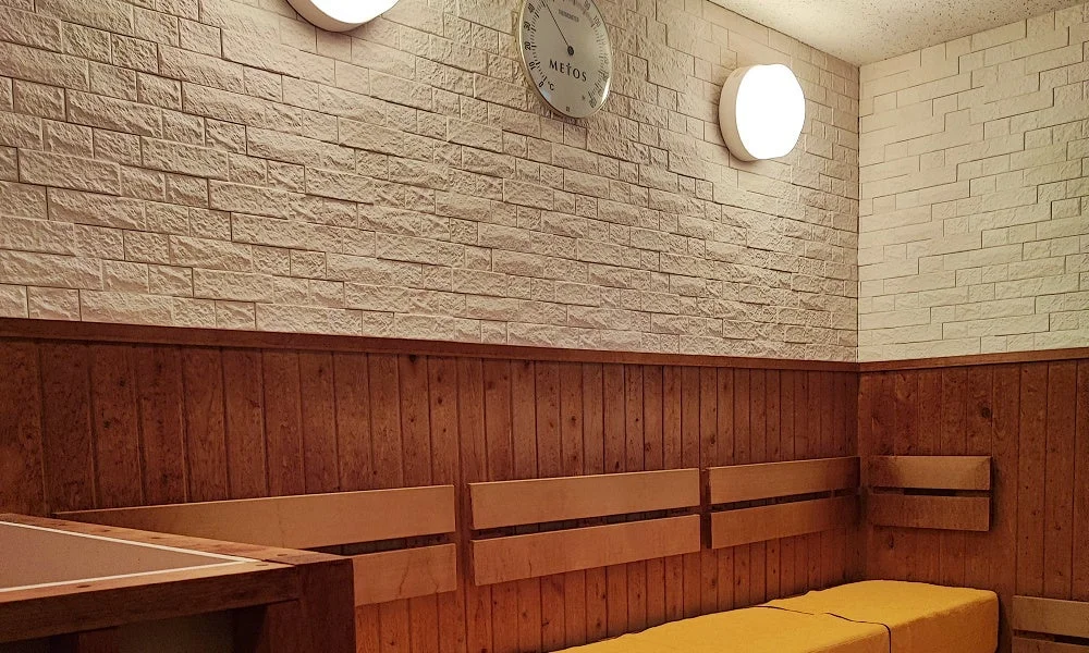 木材とレンガ調の壁が特徴的なサウナ室内