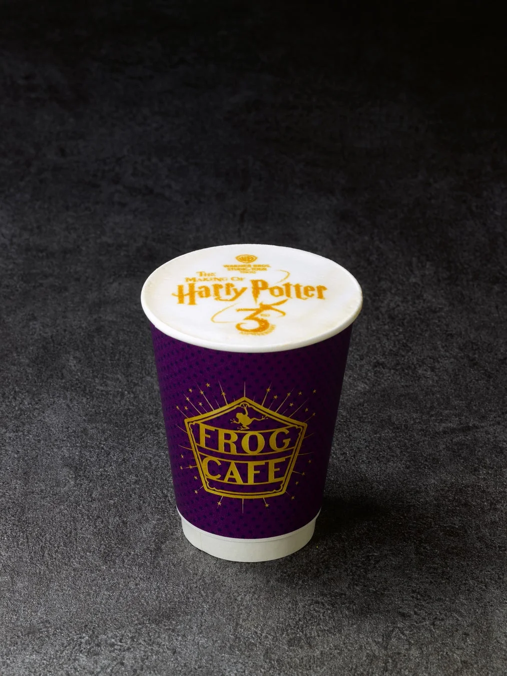 ハリー・ポッターをテーマにしたドリンクカップで、蓋には「The MAKING Of Harry Potter 3」の文字、カップには「FROG CAFE」のロゴがデザインされている