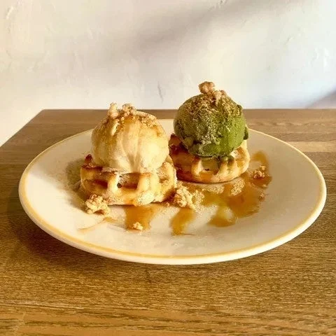 ワッフルとアイスクリームのデザート