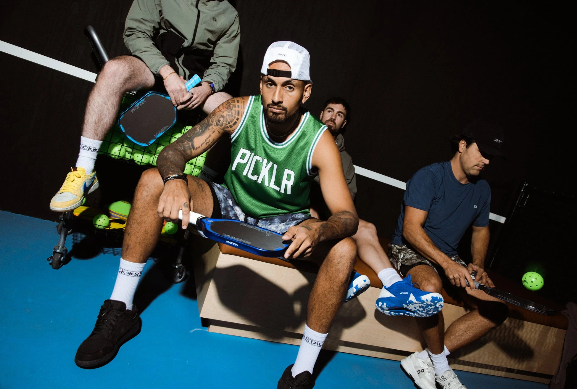 ピックルボールの試合中に休憩する男性たち
