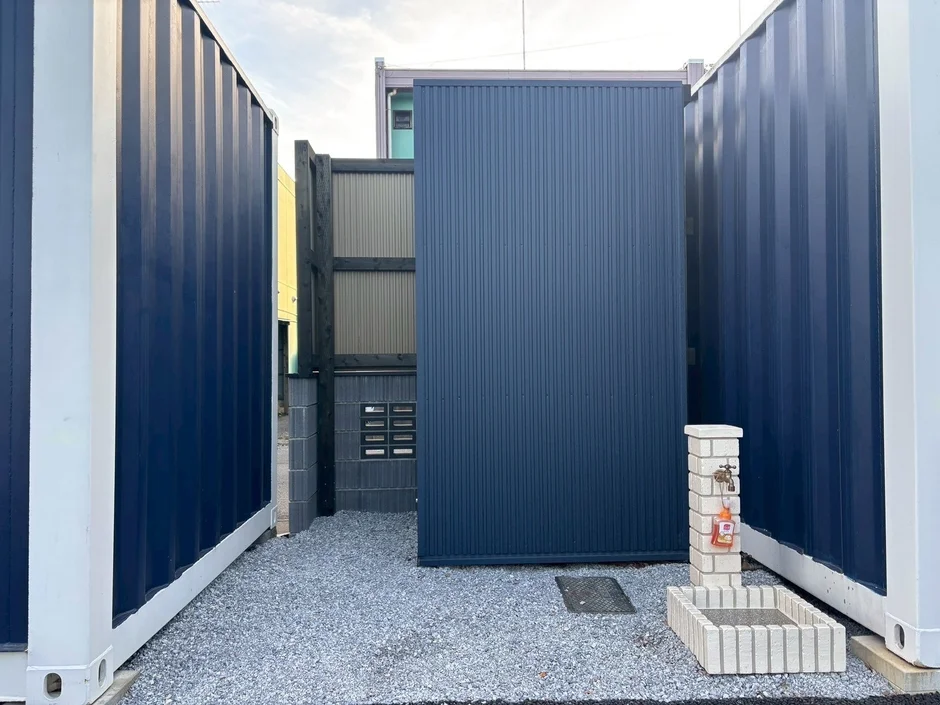 立水栓(手前)、トイレ(奥)