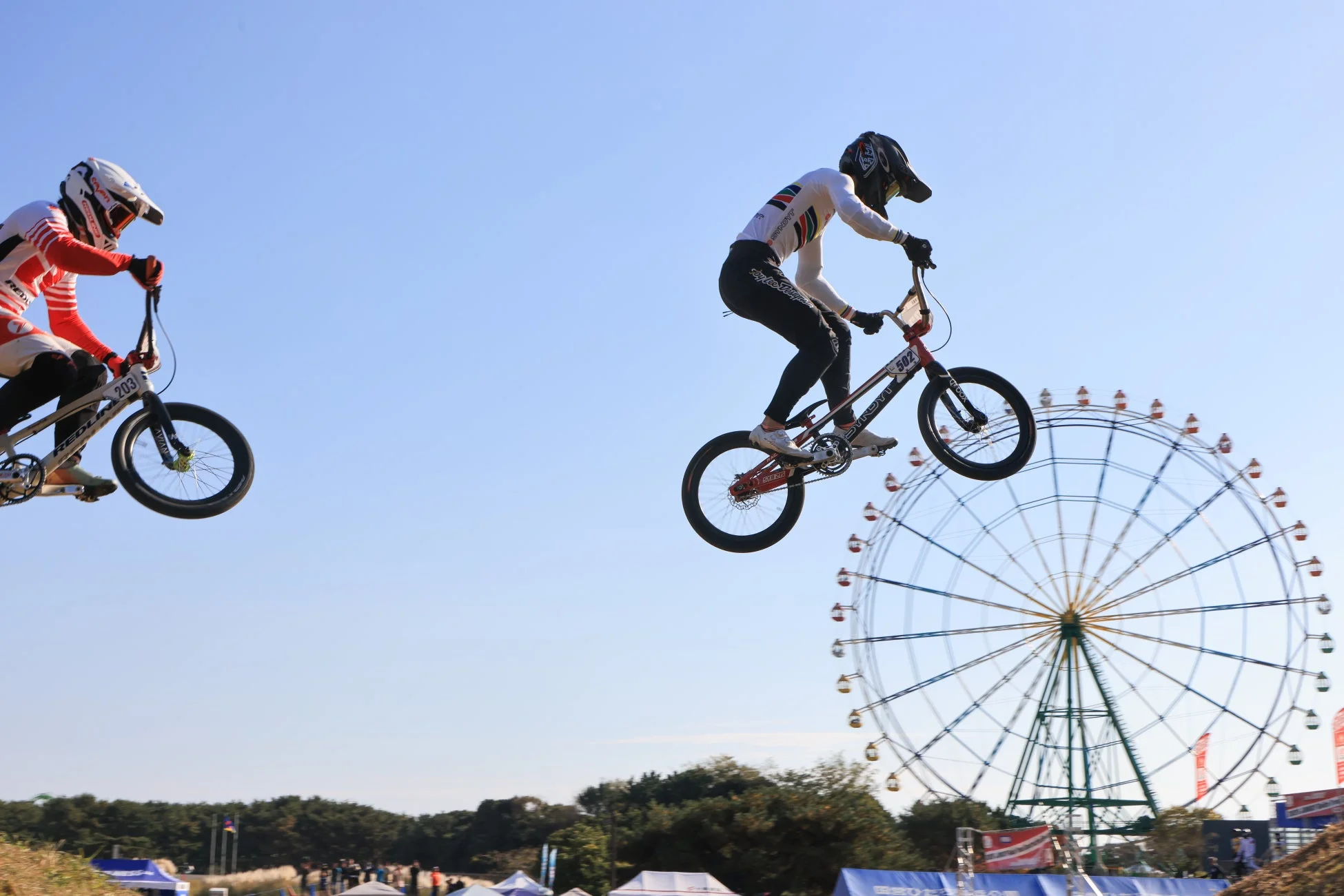 BMXライダーがジャンプする様子