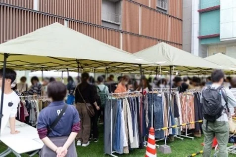 多くの人が古着を見て回るフリーマーケットの様子