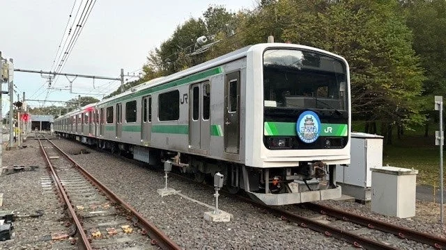 線路に停車するJRの通勤電車