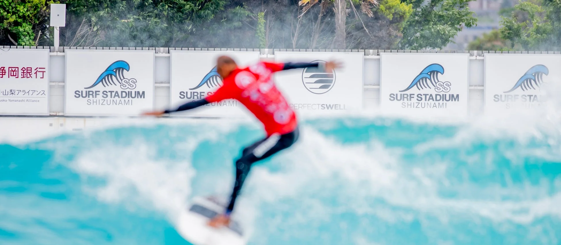 人工波に乗るサーファー