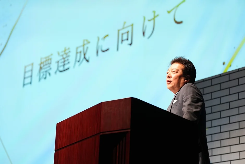 営業戦略について語る男性