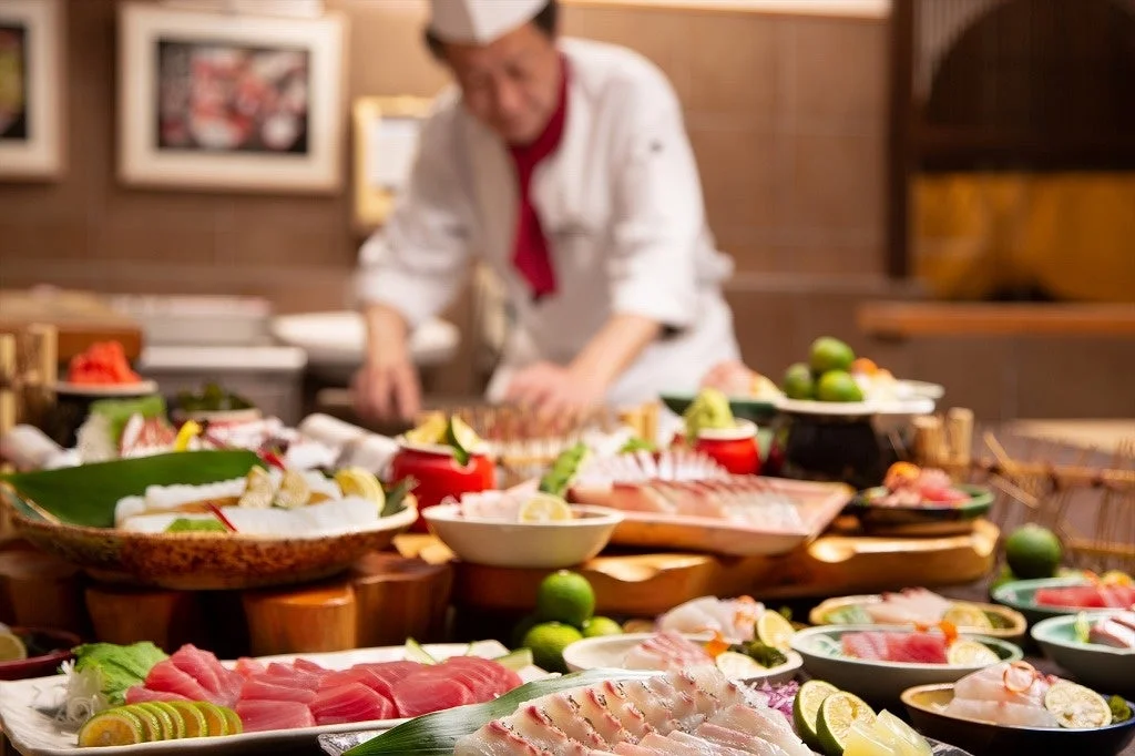 新鮮な魚料理が並ぶカウンター