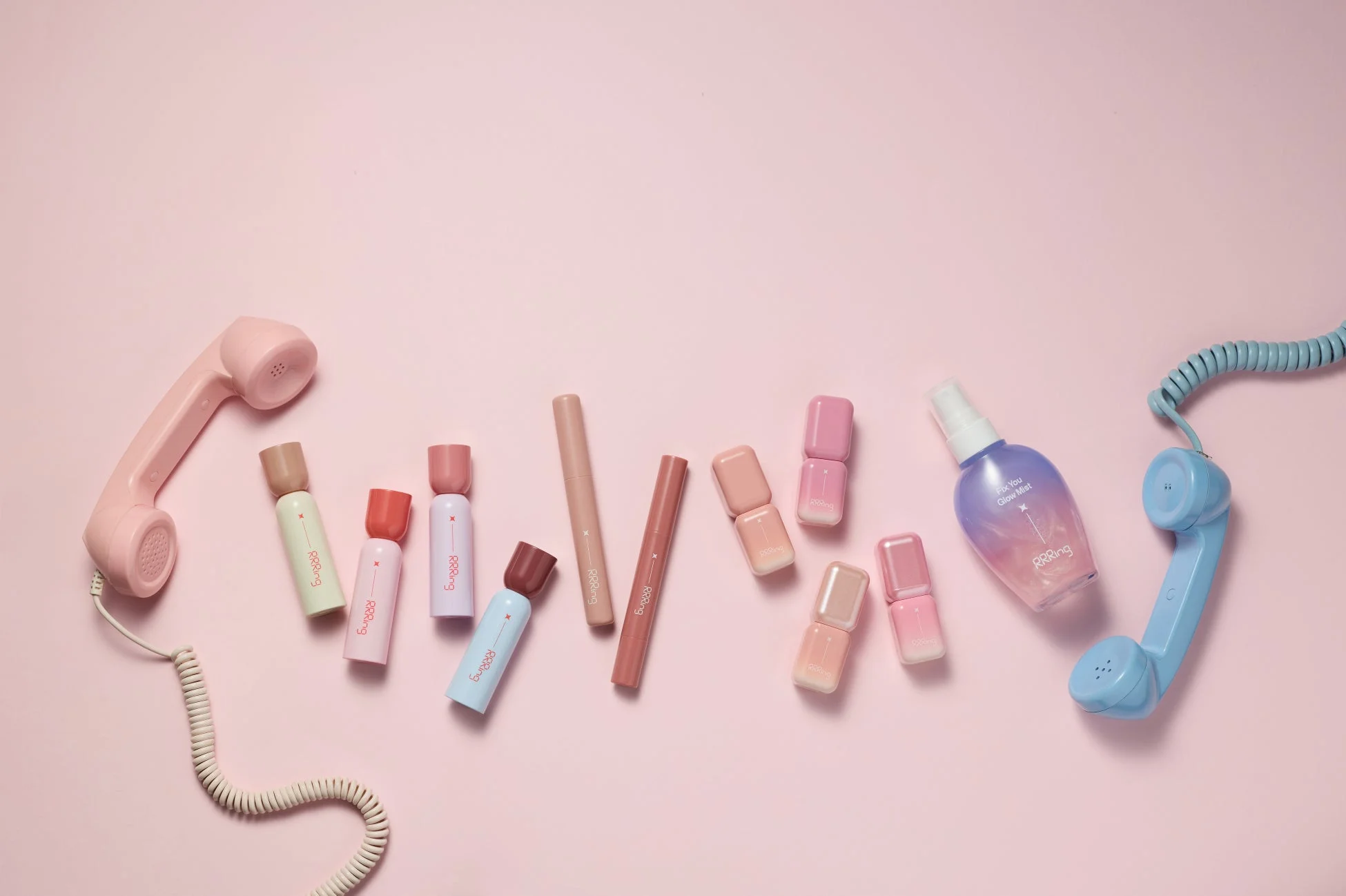 RRRingのコスメ製品とレトロな電話