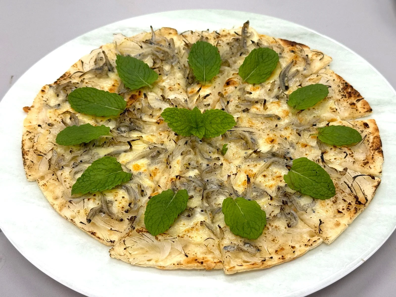 しらすとチーズのピザ