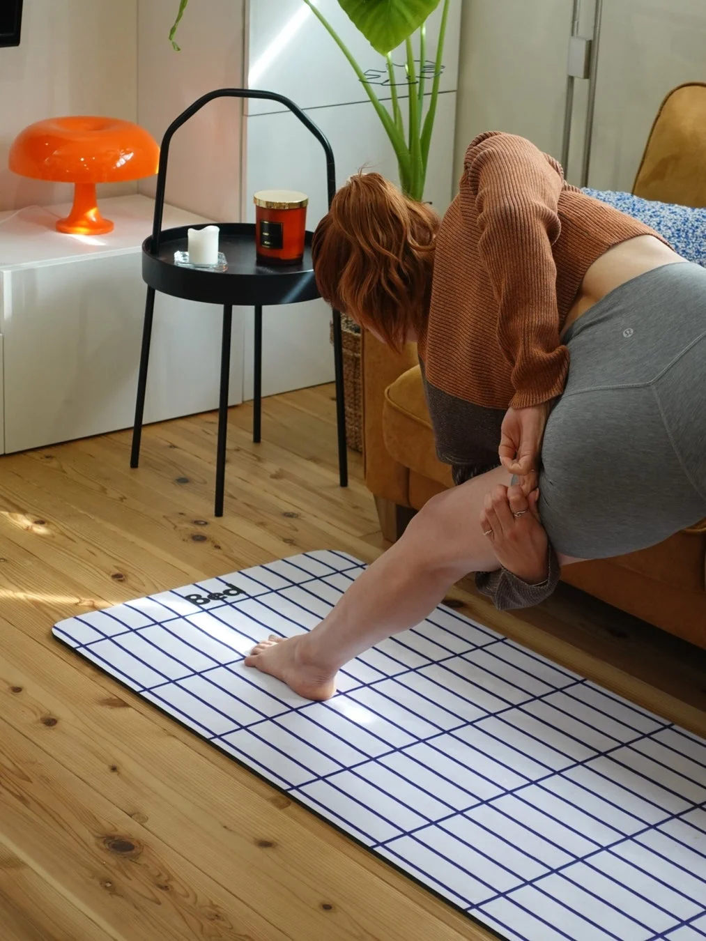 ヨガをする女性 Palette