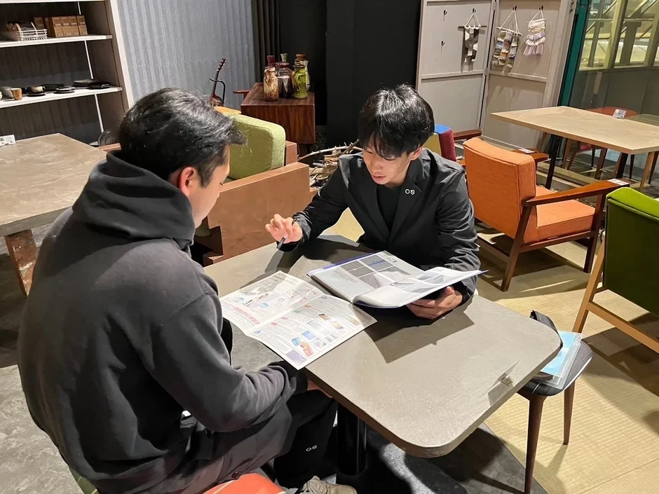 打ち合わせをする男性の様子