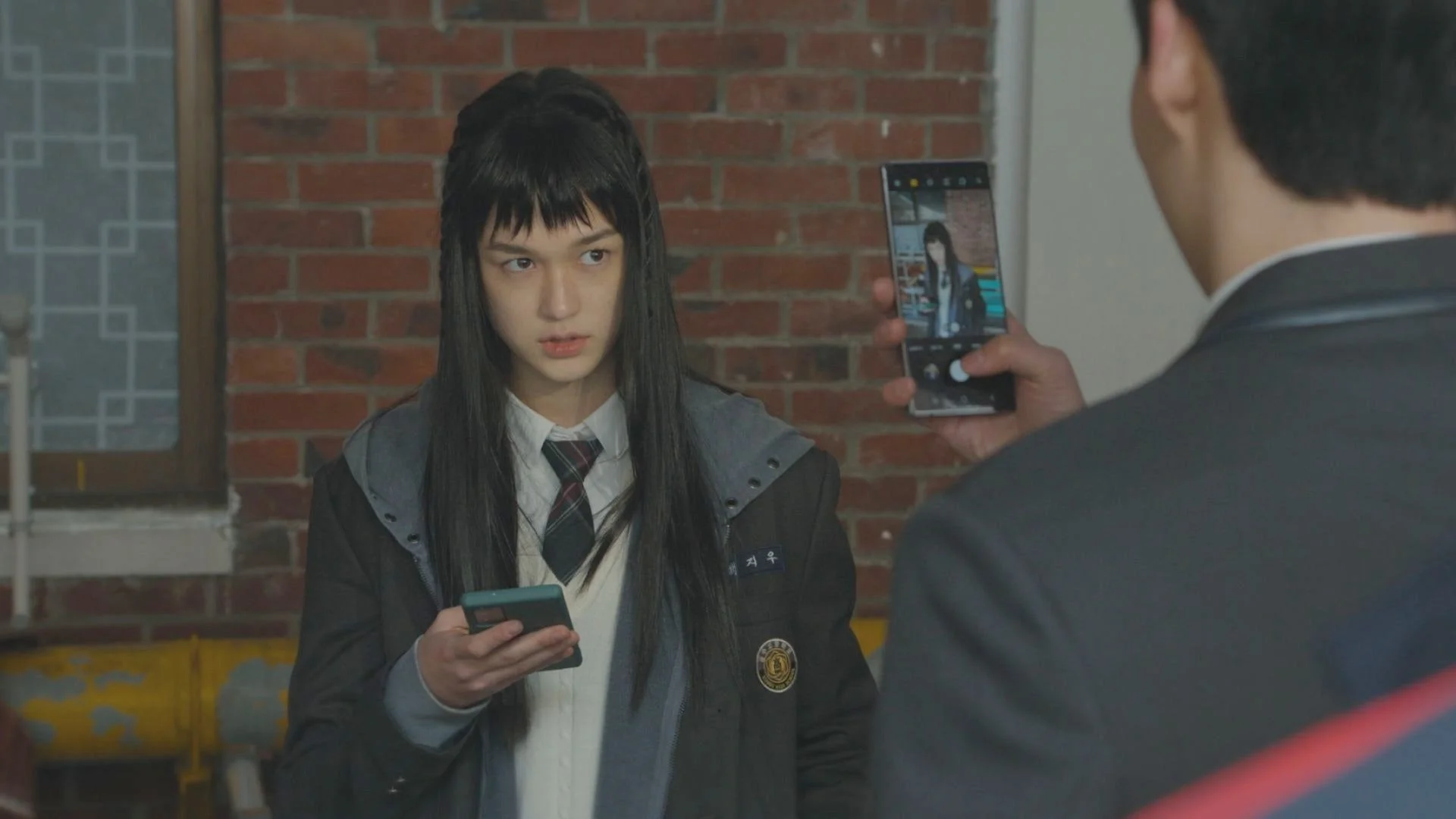 制服姿の女性（イ・スヒョン）