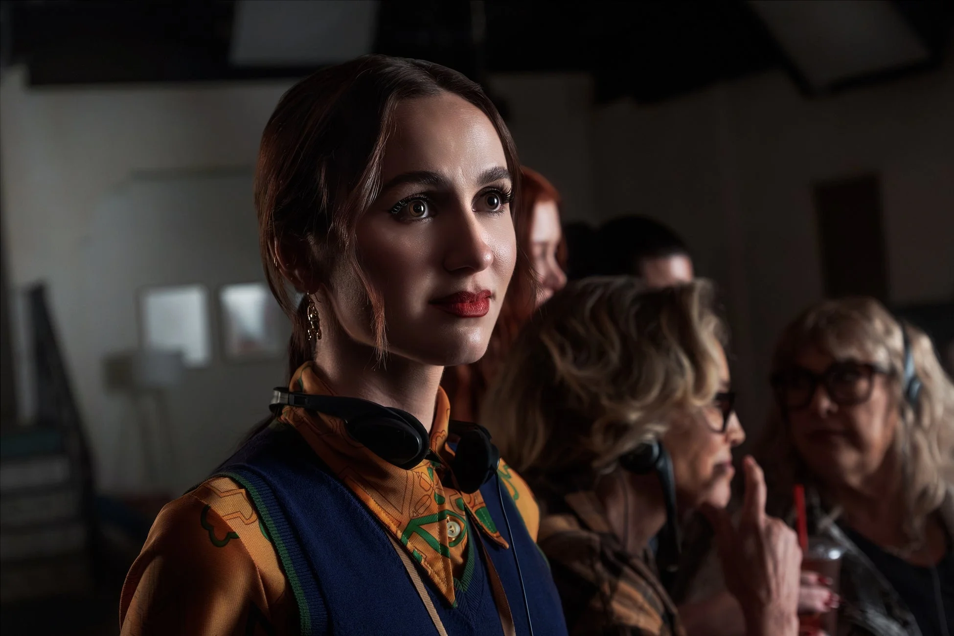 ヘッドホンを首にかけた女性