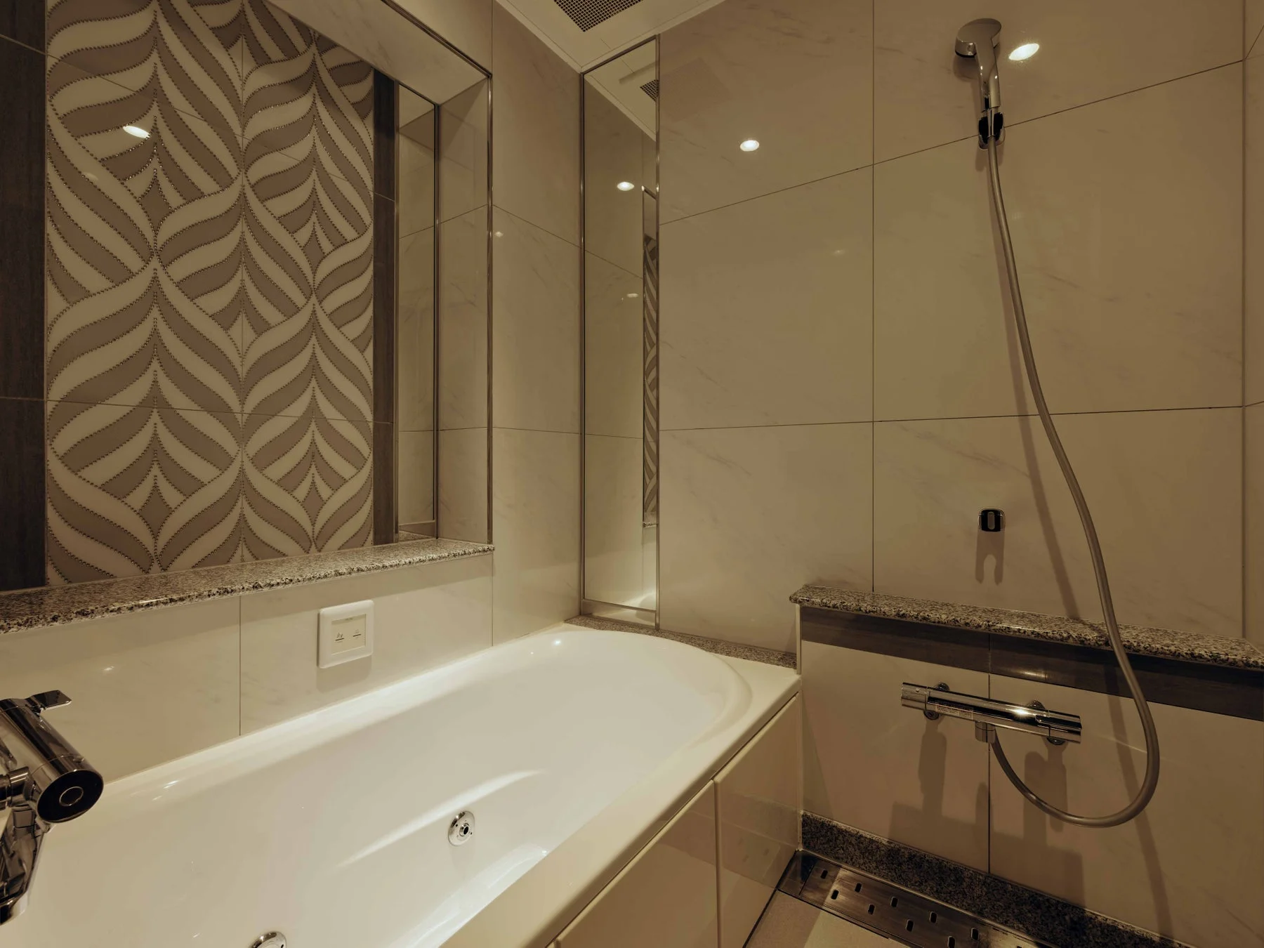 バスルームのバスタブ