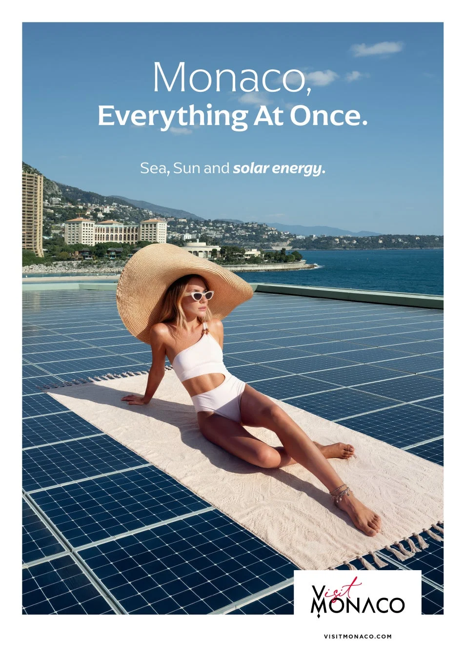 太陽光パネルが敷き詰められた屋上でくつろぐ女性と海