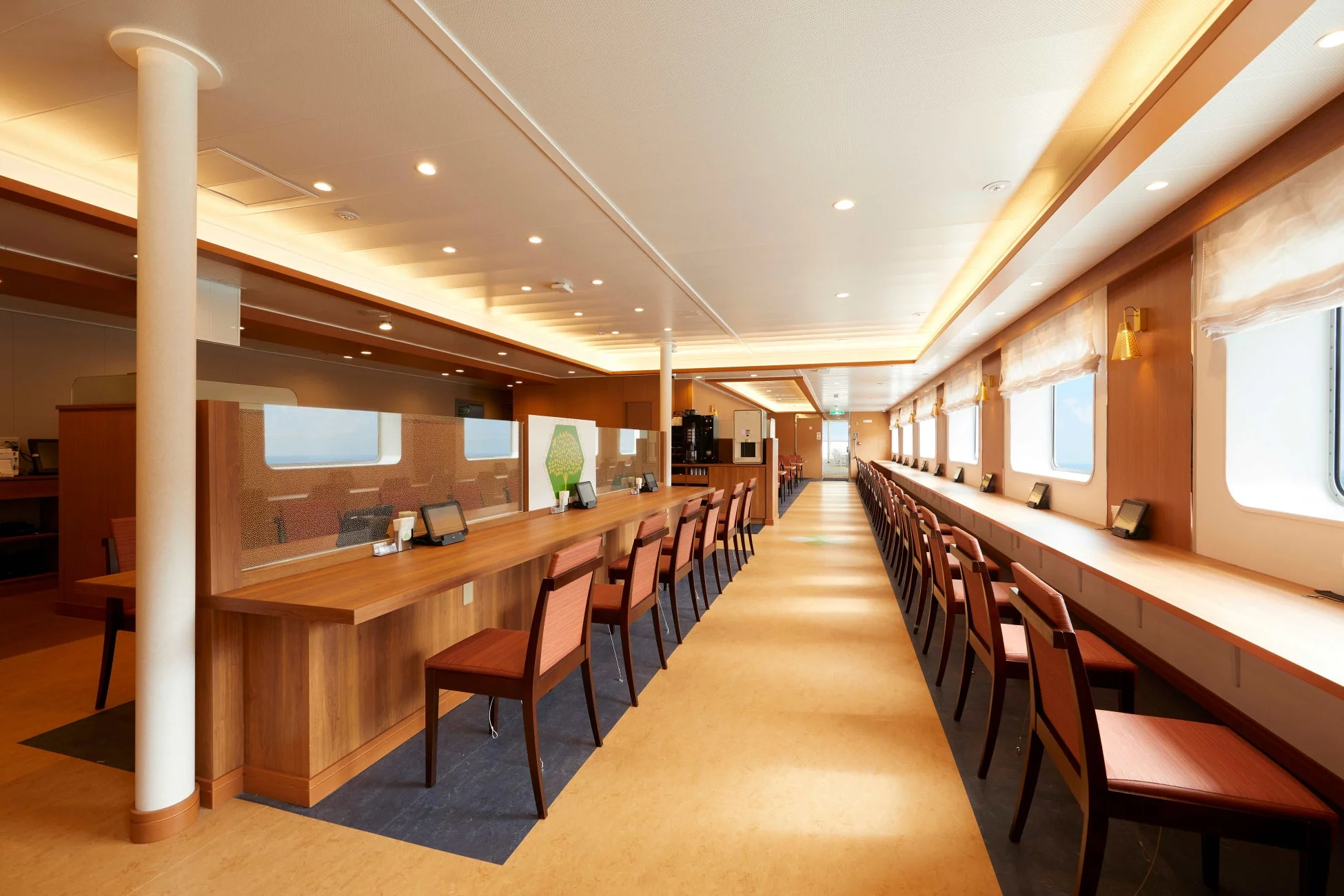 フェリー船内の明るい空間