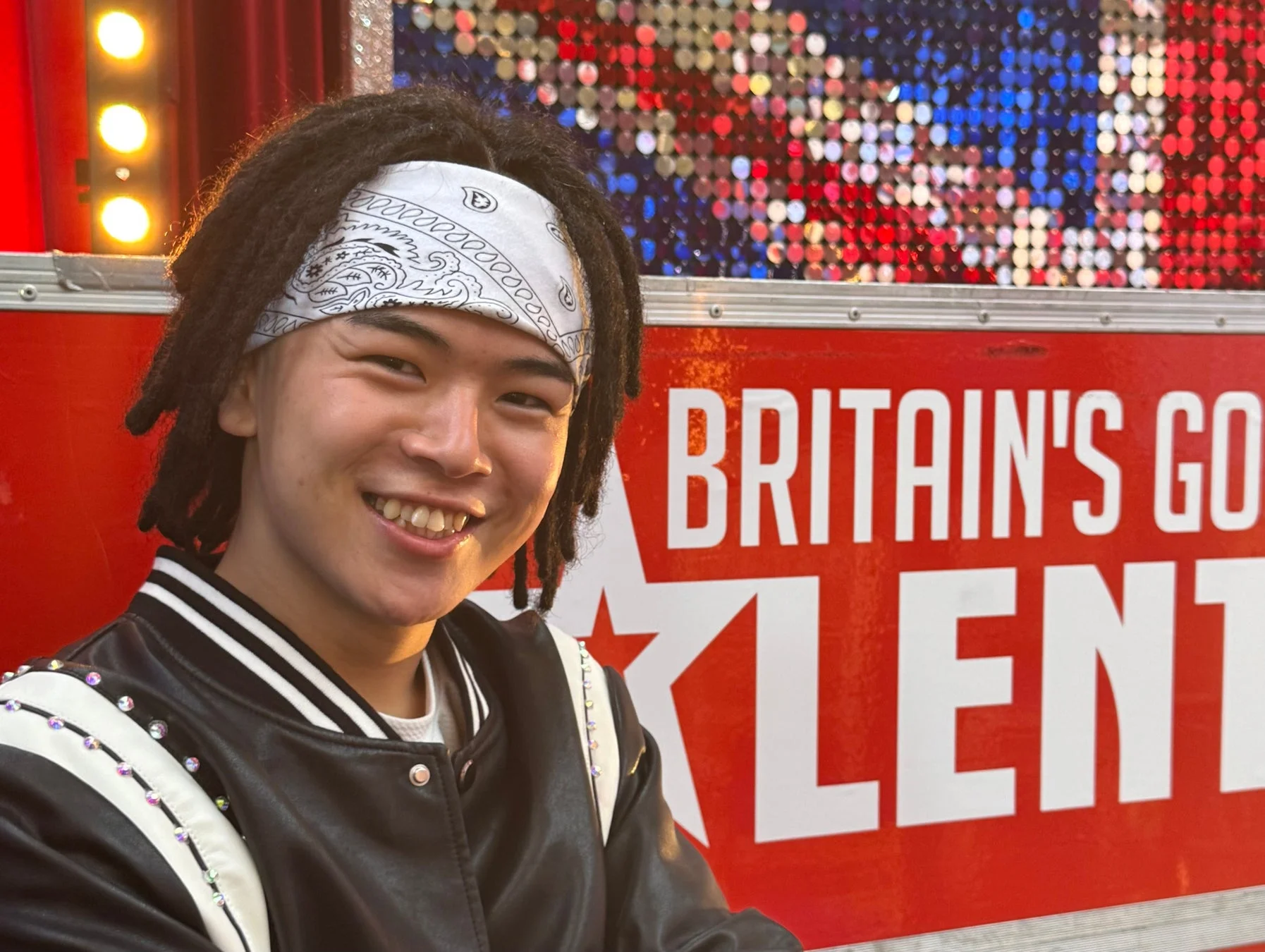 BRITAIN'S GOT TALENTの看板前で笑顔を見せるWORLD WINGSのメンバー