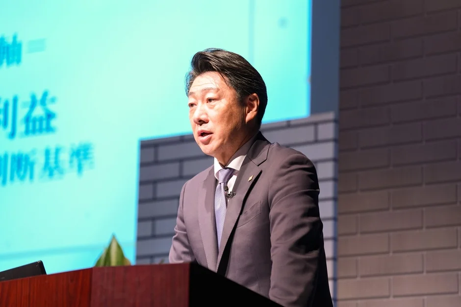 プレゼンテーションを行う男性