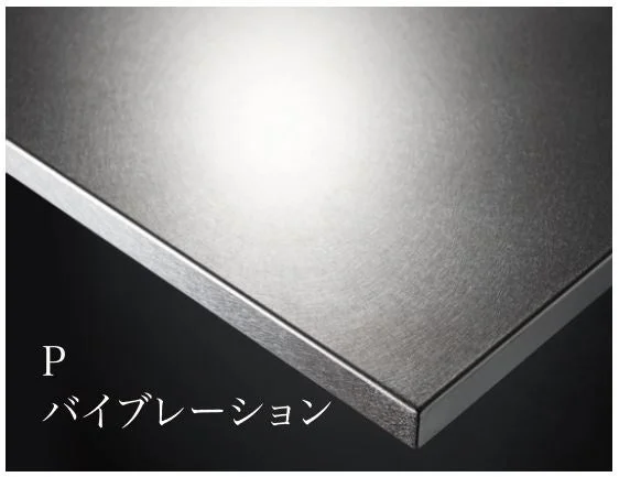 光沢のある金属板の表面をクローズアップした画像