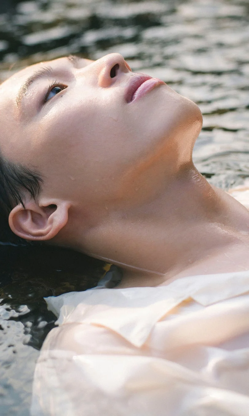 水に横たわり上を見上げる人物のクローズアップ