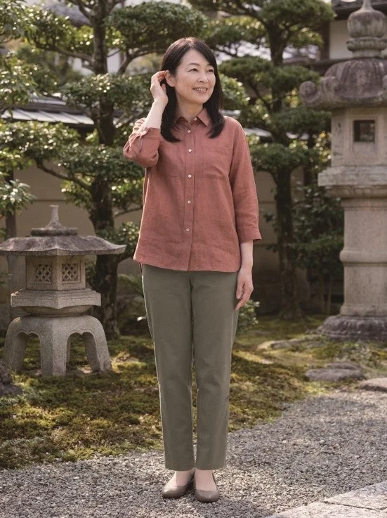 女性モデルがシャツ、パンツを着用