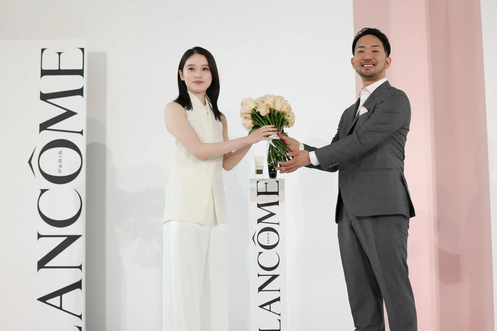 花束を受け取る髙石あかりさん