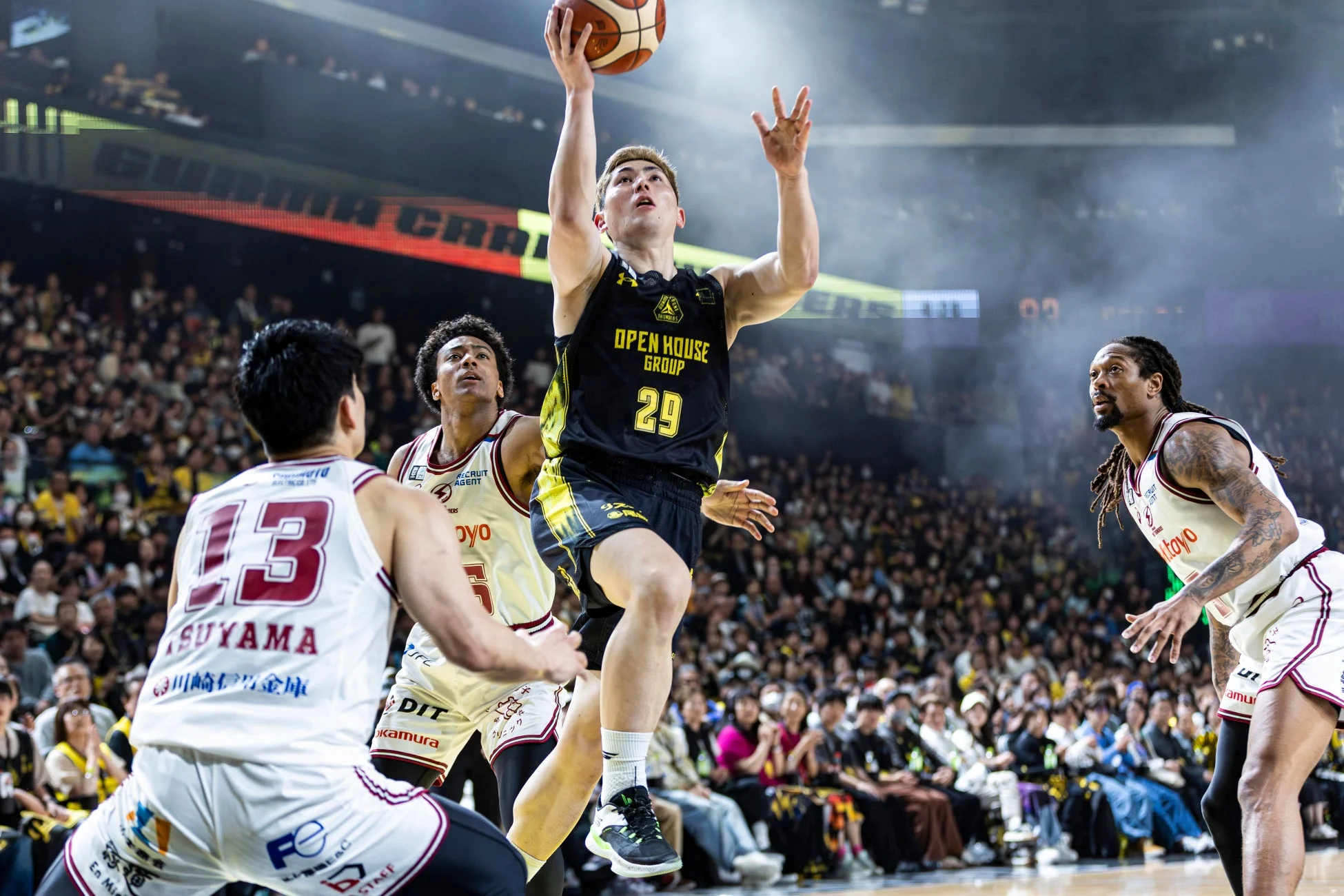 シュートを放つ選手