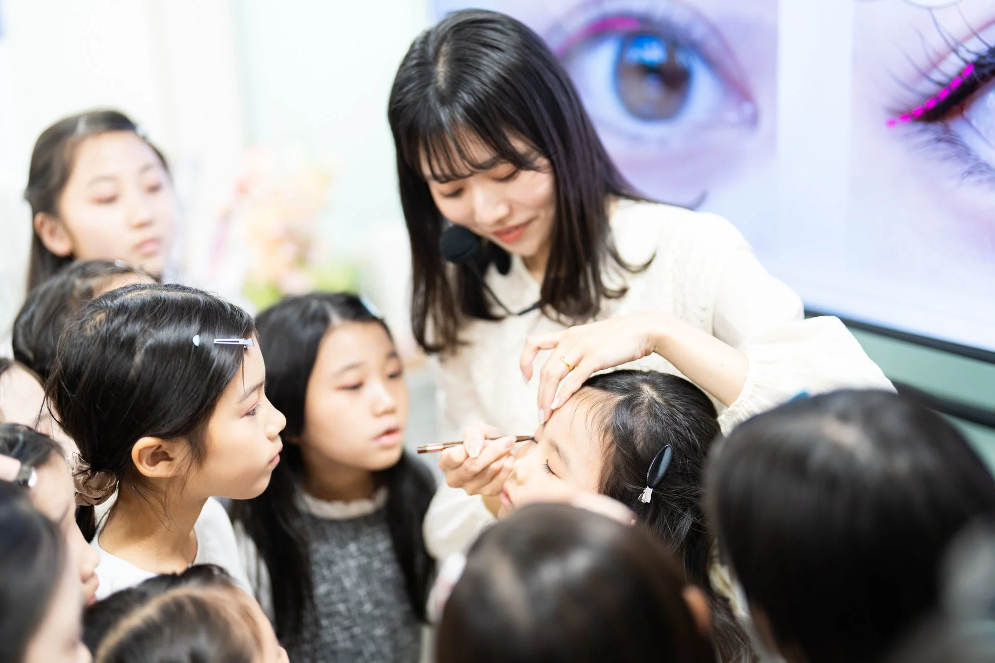 大人から子どもへのメイク指導