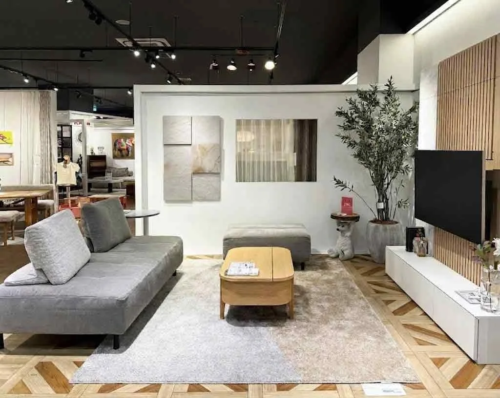 モダンなリビングルームの家具ショールーム