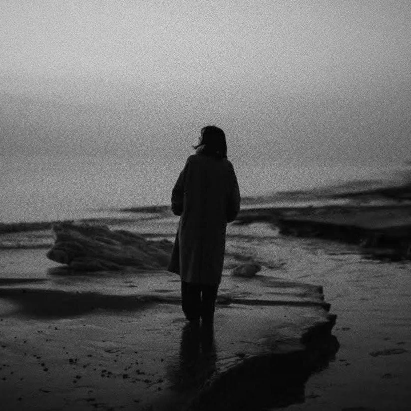 モノクロ、海岸の人物