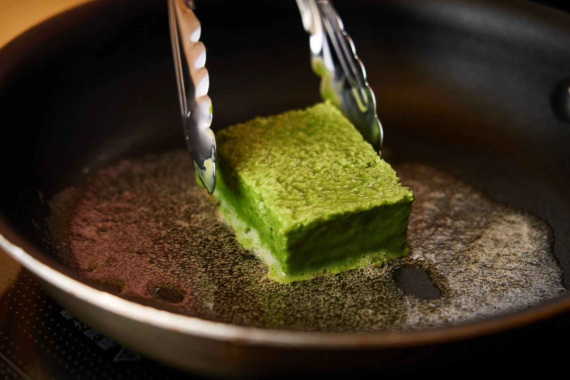 抹茶フレンチトーストを焼く様子