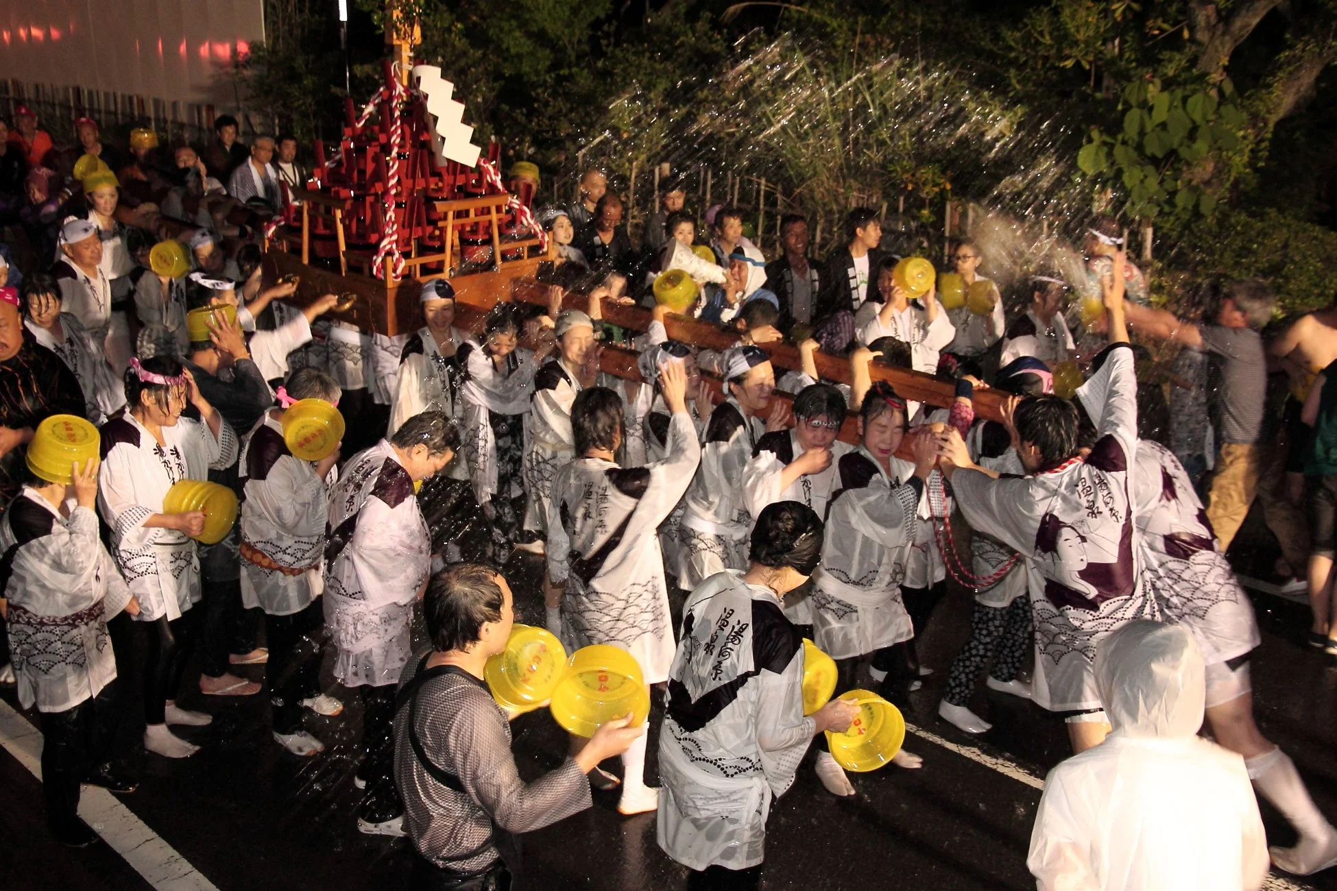 祭り,神輿,水かけ祭り,夏祭り,日本の伝統,夜,イベント,活気,人々,桶
