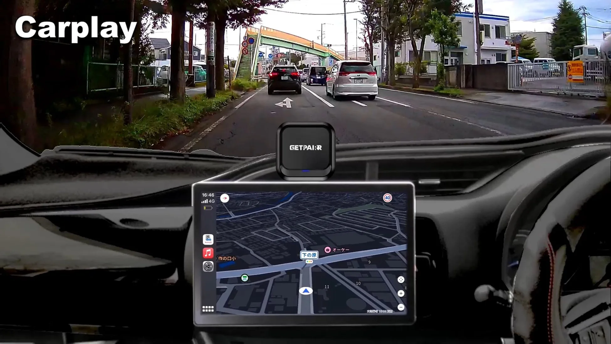 車載ディスプレイに表示されたCarPlayと通信環境を示す画面