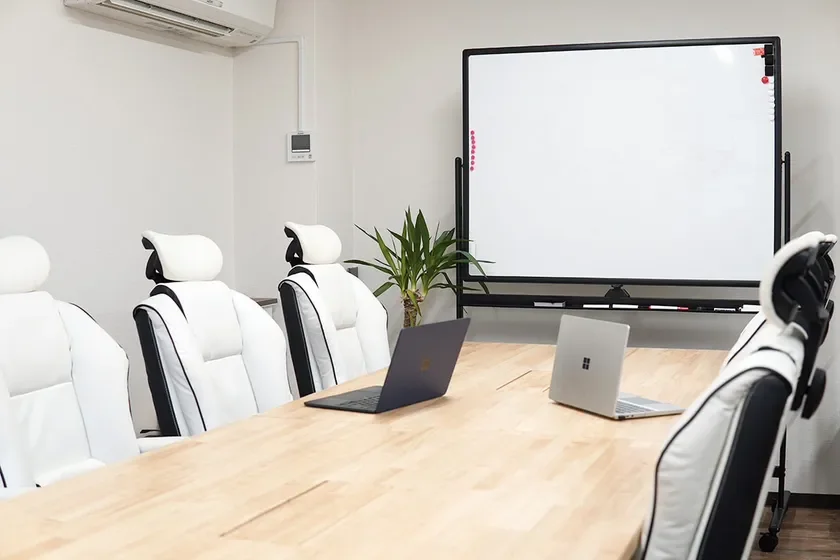 カフェのような大テーブルでの作業スペース