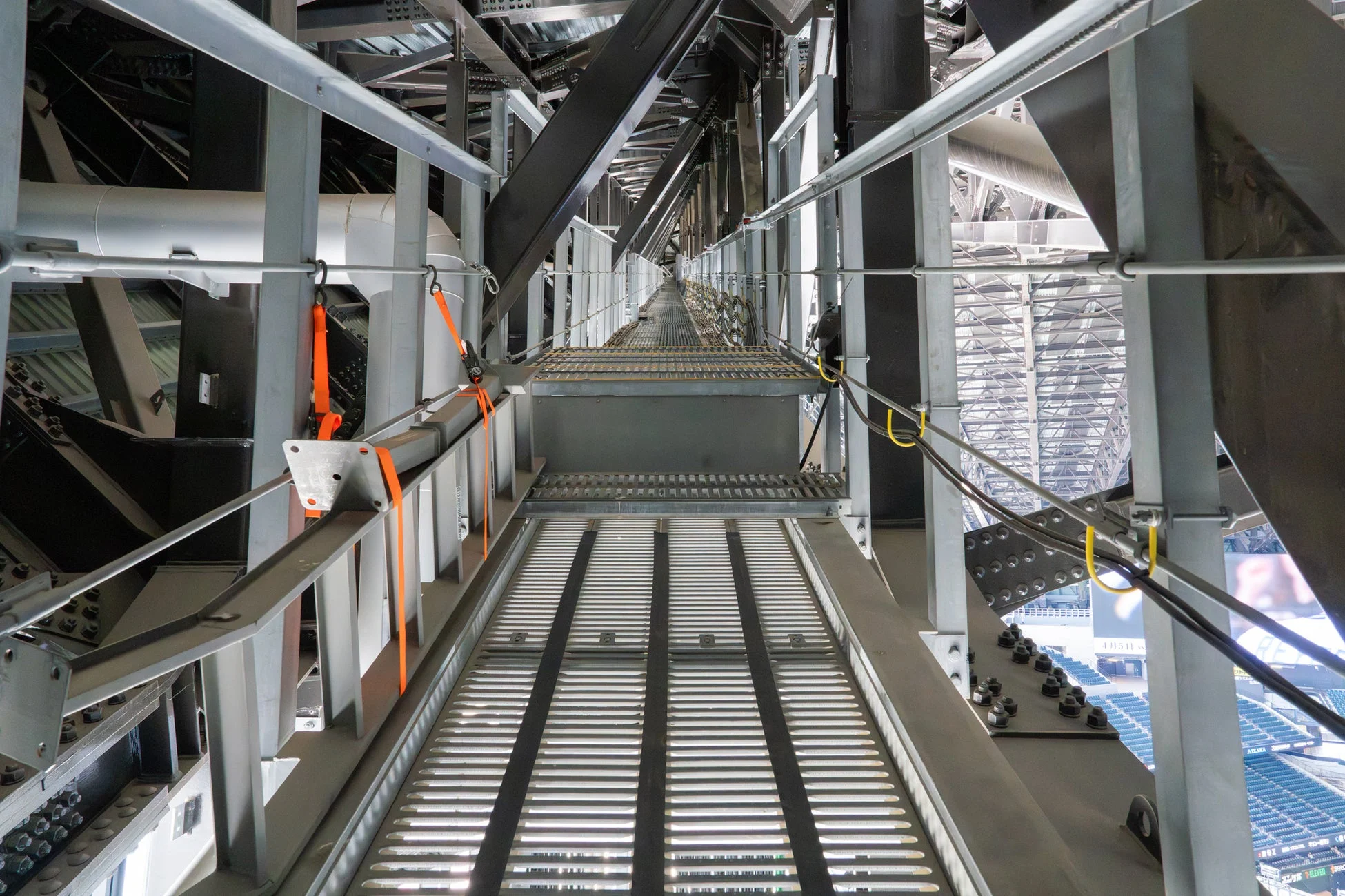 スタジアム内部の複雑な鉄骨構造とキャットウォーク