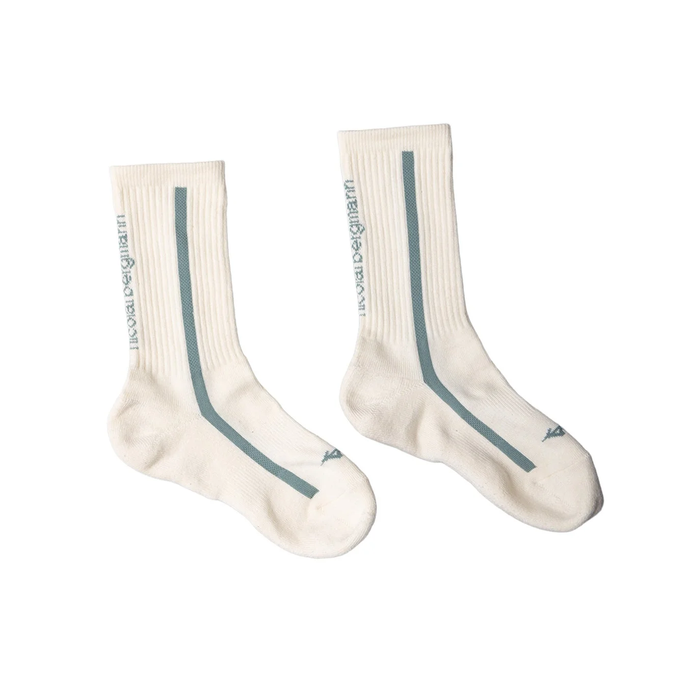 クリーム色のソックスが2足写っています。縦に一本の青緑色のラインと「nicolai bergmann」の文字がデザインされており、カジュアルなファッションアイテムです。