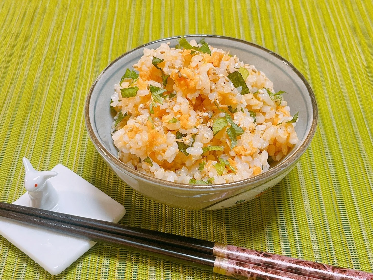 鮭フレークと大葉、ごまが彩り豊かな混ぜご飯