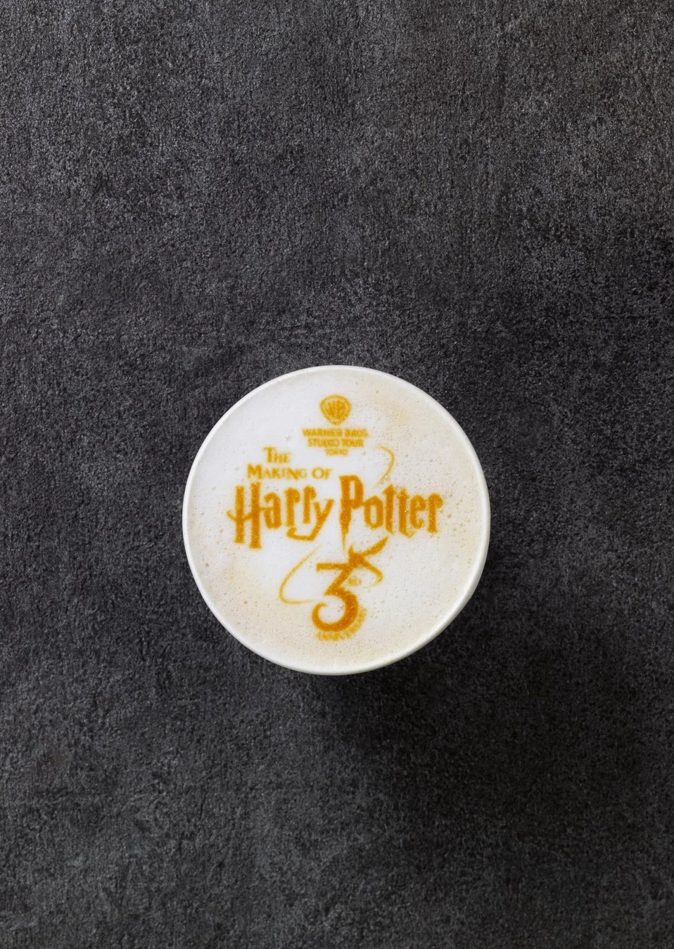 ワーナーブラザーズ スタジオツアー東京「ハリー・ポッター」をテーマにしたラテアートが施されたカフェラテの写真