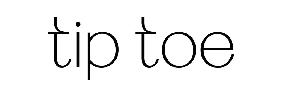 白い背景に「tip toe」という英単語が黒い細い文字で書かれた画像です。